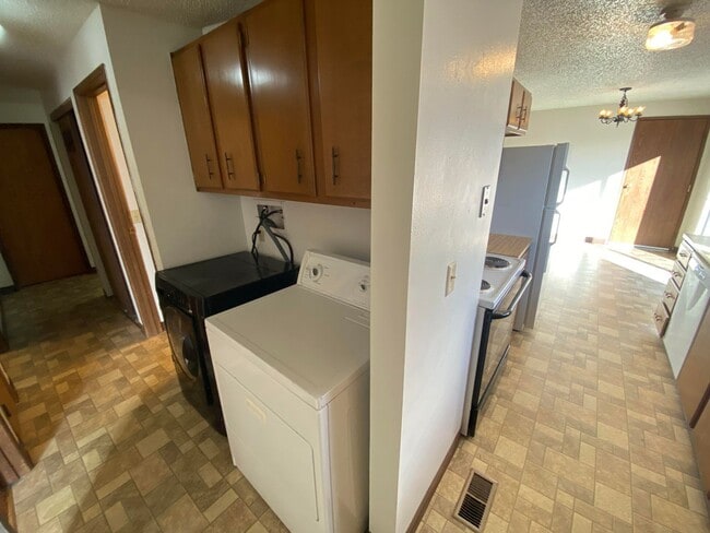 Building Photo - Cozy 3 Bedroom 1 Bath Home with Large Yard & 1 Car Attached Garage