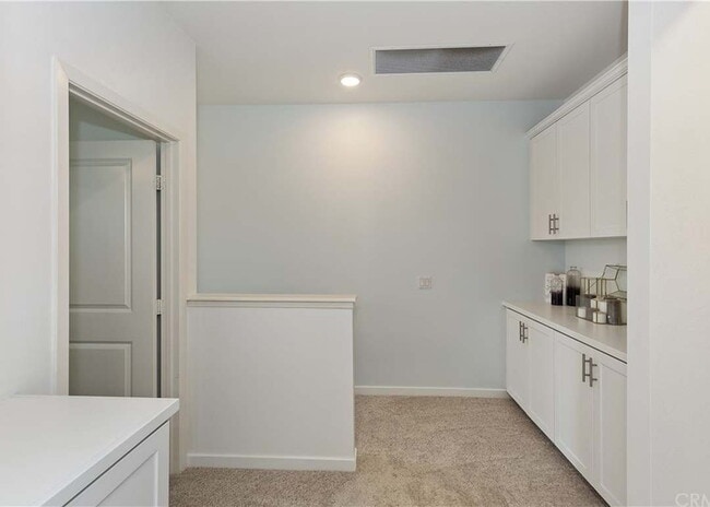 Building Photo - $500 OFF MOVE IN - Must take possession within 14 days.  Located in the desirable Vista Bella com...