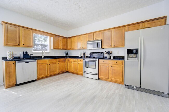 Building Photo - 3 Bedroom with a Fabulous Florida Room in Crestview!