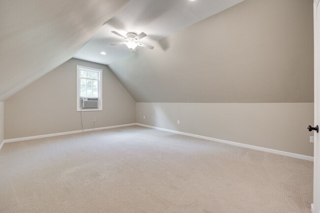 Building Photo - Beautiful 3 bedroom 2 bath Ranch with Bonu...