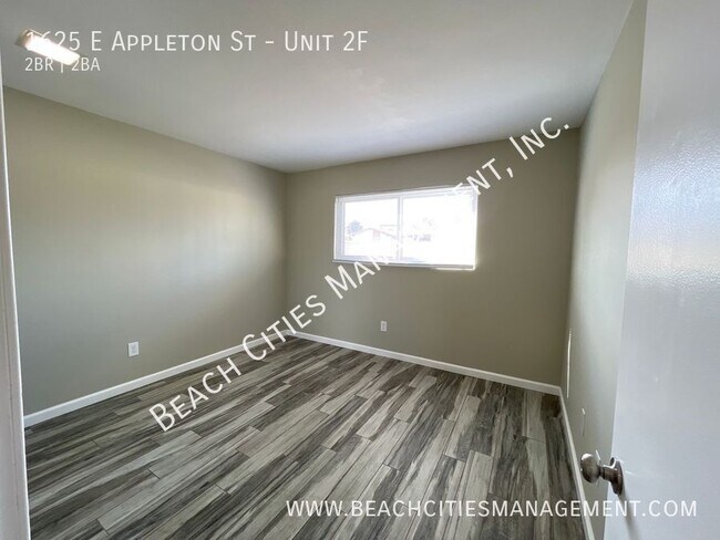 Building Photo - 1625 E Appleton St