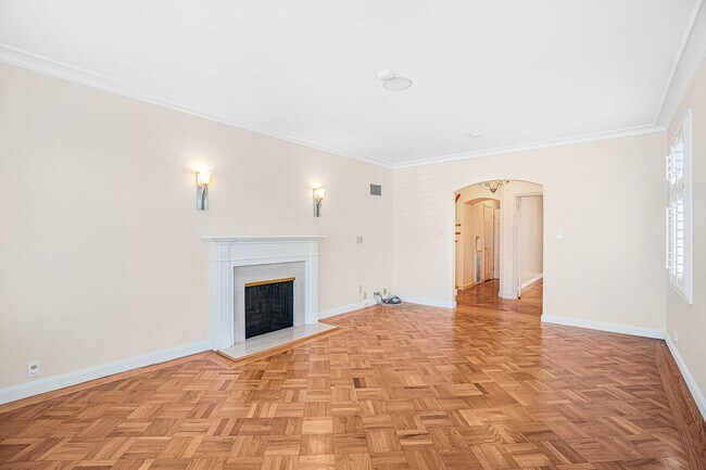 Building Photo - LAKESIDE HOUSE FOR RENT - $5,400