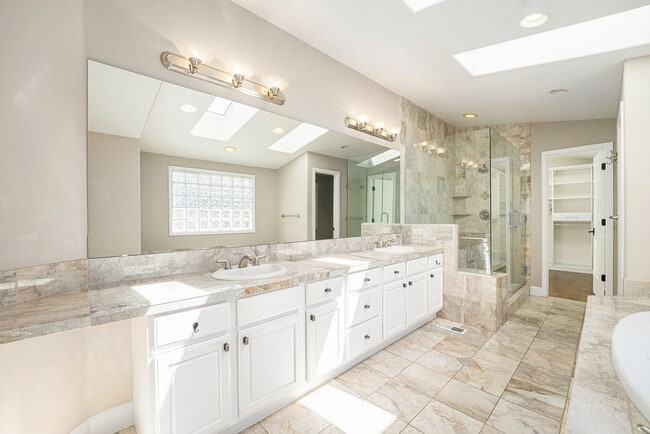 Building Photo - Stunning Home in the Heart of Cherry Creek...