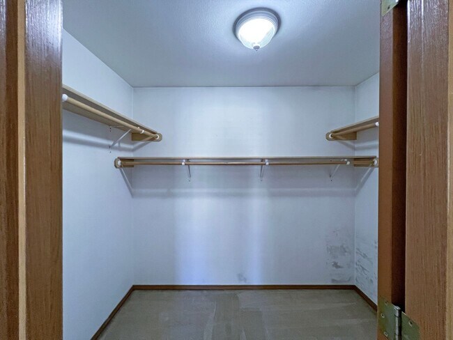 Building Photo - NE Tacoma - Large 3 bedroom 2.5 bathroom w...