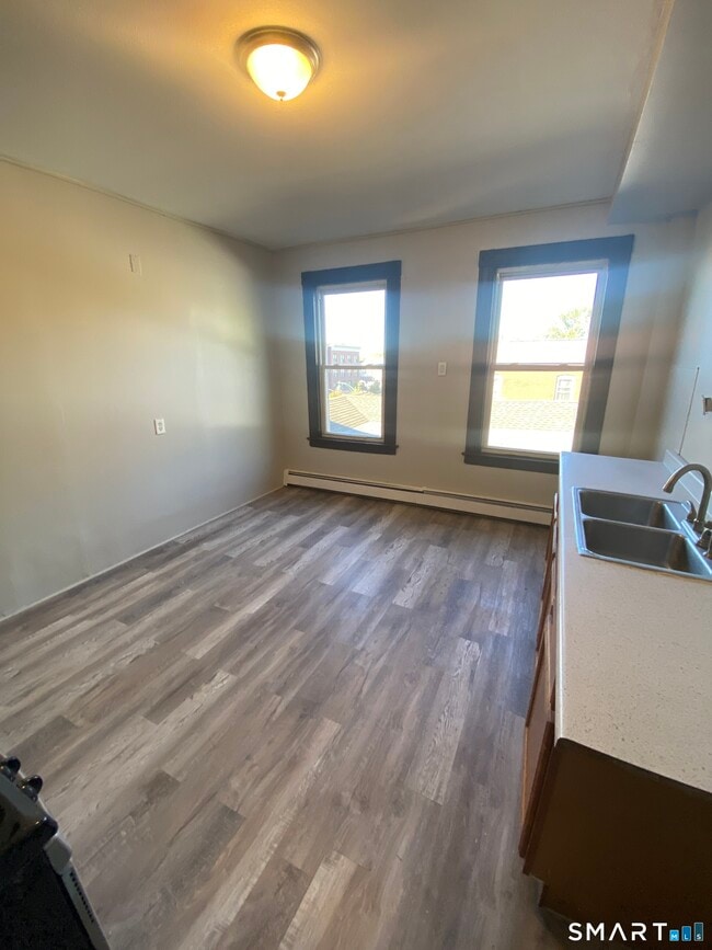 Building Photo - 850 Park St