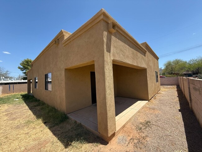 Building Photo - 3041 N Euclid Ave