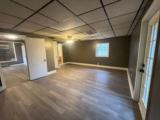 Building Photo - 4 Bedroom 2.5 Bathroom Home