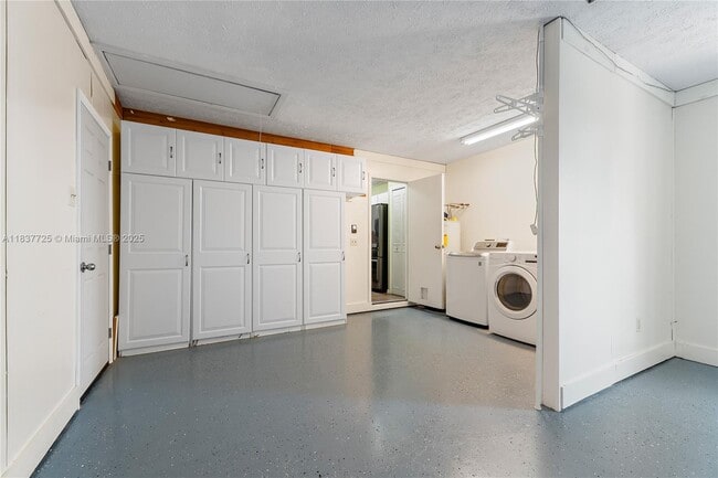 Building Photo - 2044 NE 24th St