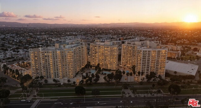 Building Photo - 13700 Marina Pointe Dr