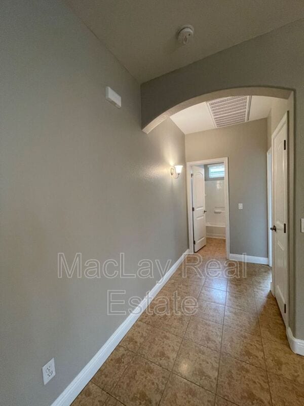 Building Photo - 1728 W Loemann Dr