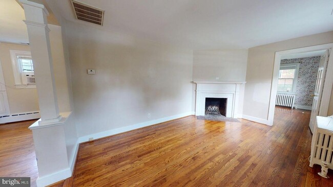 Building Photo - 15 E Custis Ave