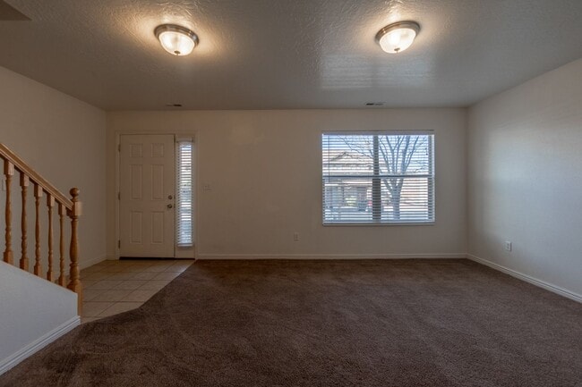 Building Photo - Hidden Valley Townhome For Rent!