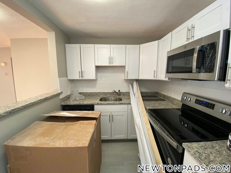 Building Photo - 288 Grove St