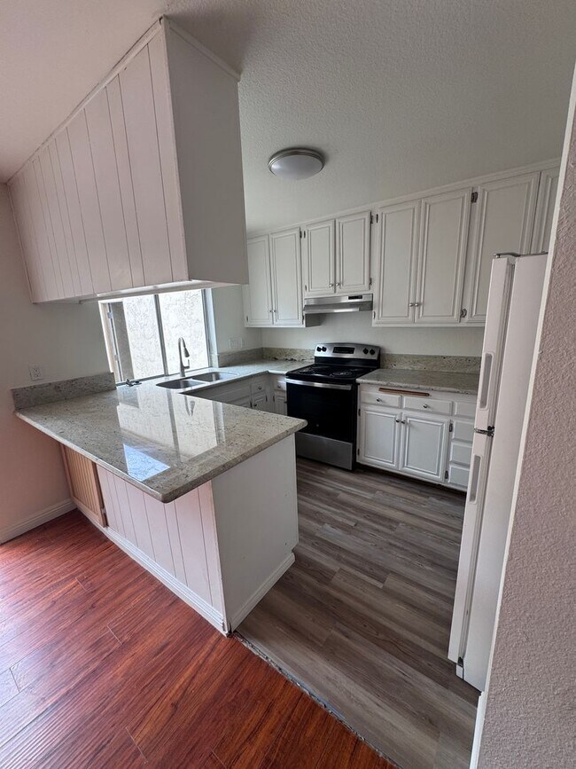 Building Photo - 4 bed townhouse central  Clairemont