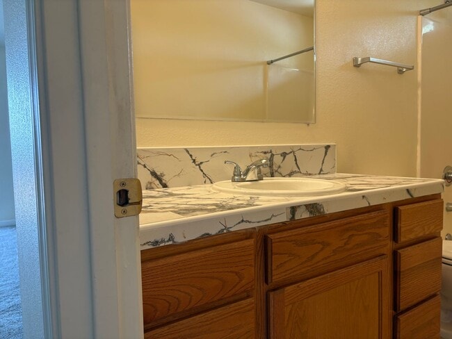 Building Photo - Darling apartment in mid town