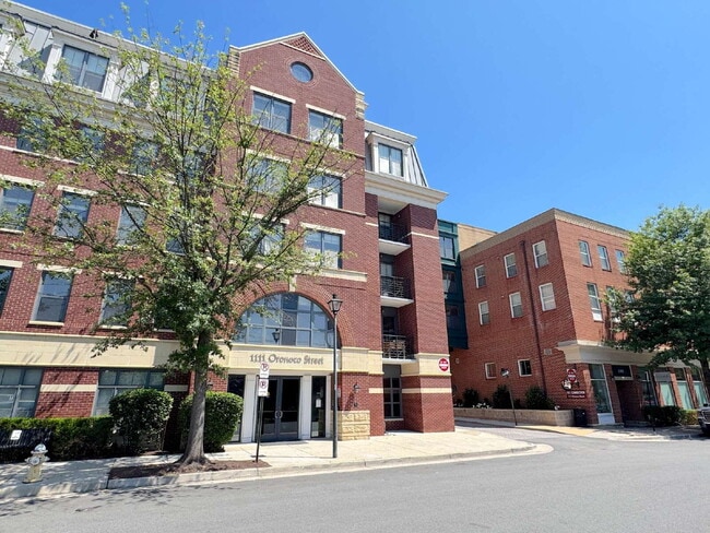 Building Photo - "Chic Urban Retreat: Stylish 1-Bed Condo with Hardwood Elegance in the Heart of Alexandria!"