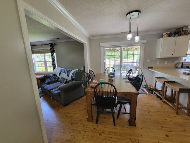 Building Photo - Gorgeous Home in Hubert!