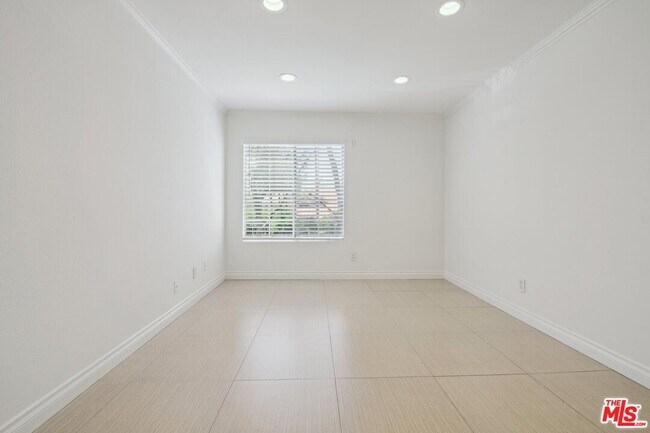 Building Photo - 5535 Canoga Ave