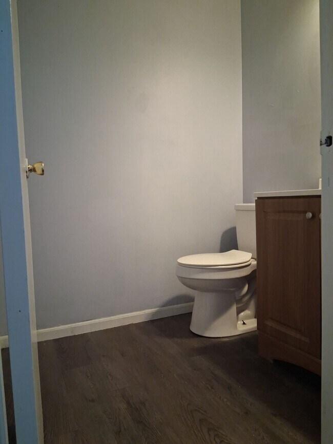 Building Photo - 133 W Warren Ave