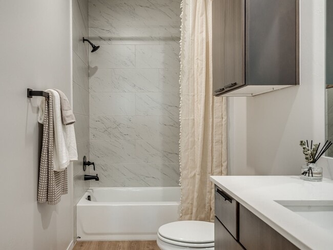 Building Photo - Glenhaven Townhomes