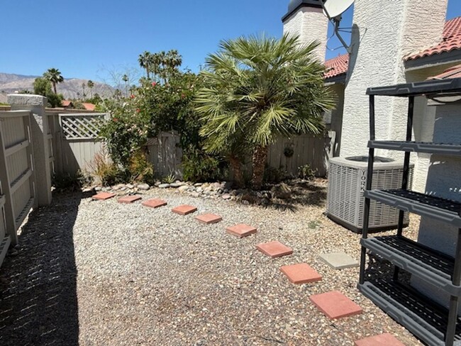 Building Photo - Condo in Gated Palm Lake