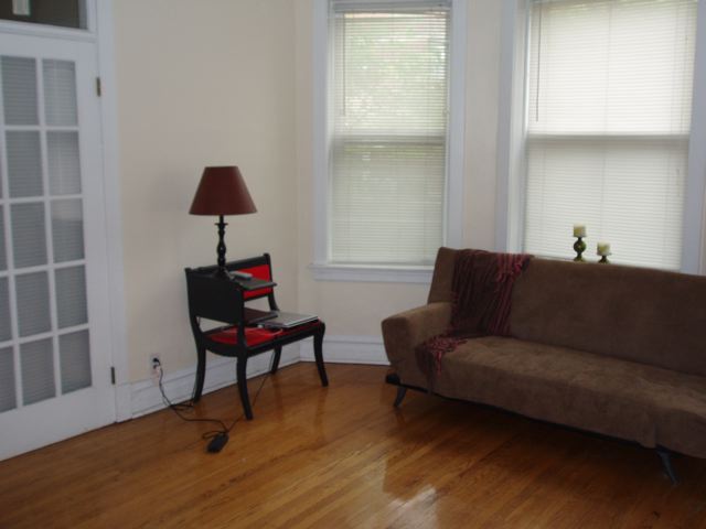 living room - 1483 W Farragut Ave