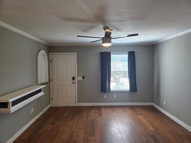 Building Photo - Great Efficiency Upstairs Apartment in PCB! *Basic Cable TV, Water/Sewer, Garbage & Lawncare Incl...