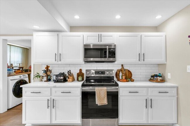 Building Photo - Renovated Ranch home in Champaign - AVAILA...