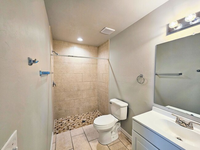 Building Photo - Like New  3 bedroom, 2bath 1 car garage