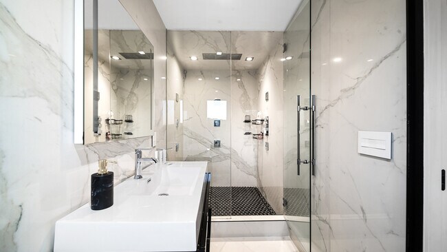 Building Photo - 1623 Viewmont Dr