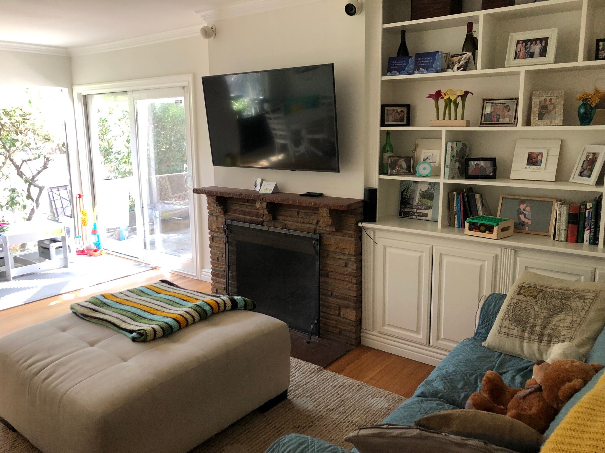 Living Room/Fireplace - 5507 Noble Ave