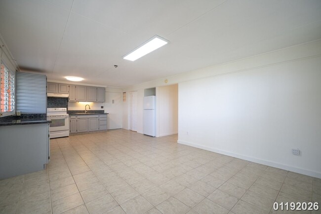 Building Photo - $2,600 / 1br - 1 BED 1 BATH DUPLEX (Honolulu)