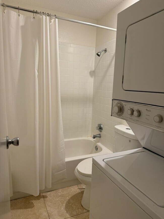 Building Photo - 1/1 Condo Walking Distance to UT