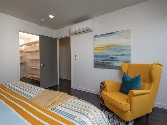 Building Photo - 4bd/4ba Townhouse in Queen Anne