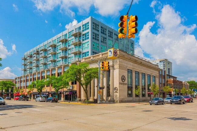 Building Photo - COMPLETELY UPDATED ROYAL OAK UNIT