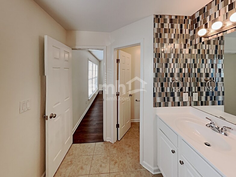 Building Photo - 325 Balaban Cir