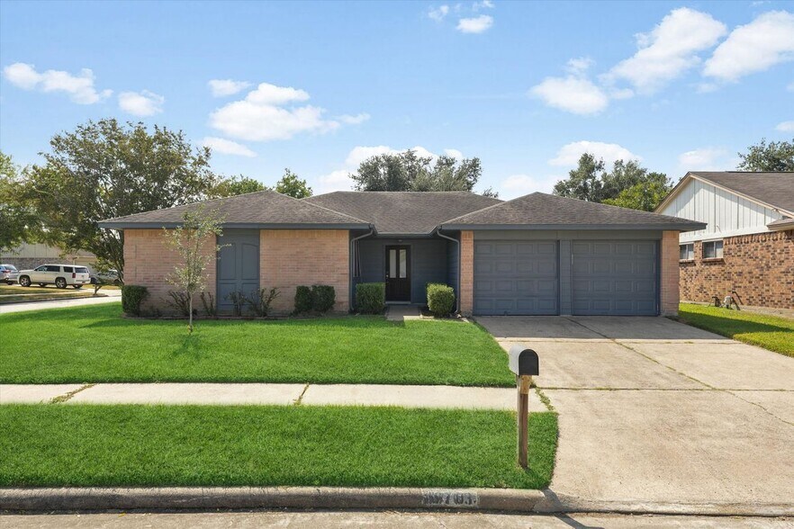 Primary Photo - 16703 Pebbleglen Dr