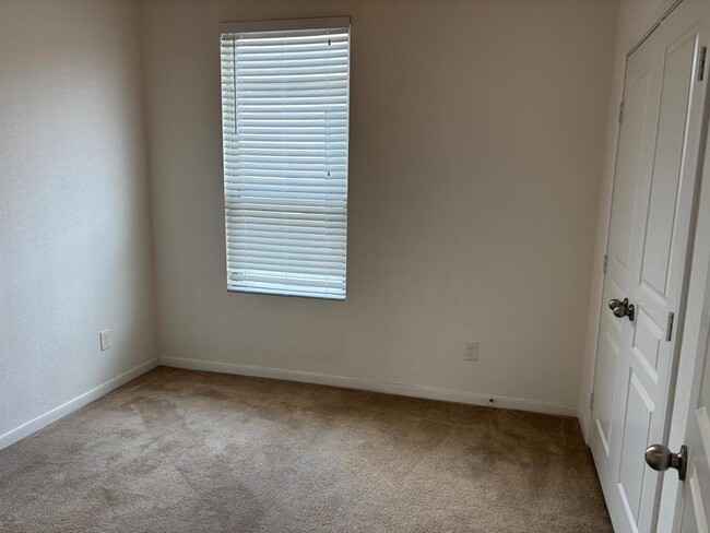 Building Photo - 2711 Skyview Long Dr