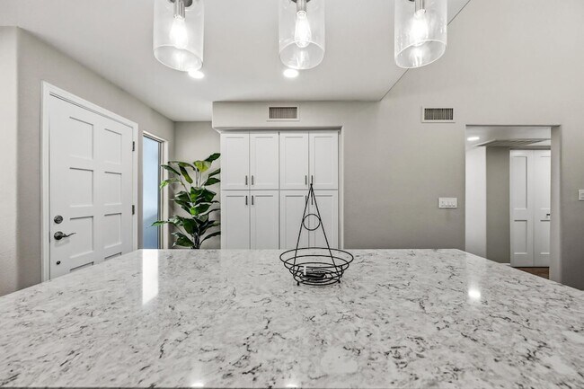 Building Photo - 7340 N Vía Camello Del Norte