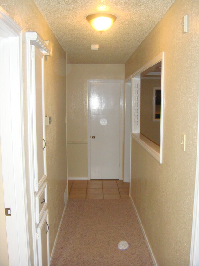 Building Photo - Pre-Leasing this Updated 3/2/2 Great Locat...