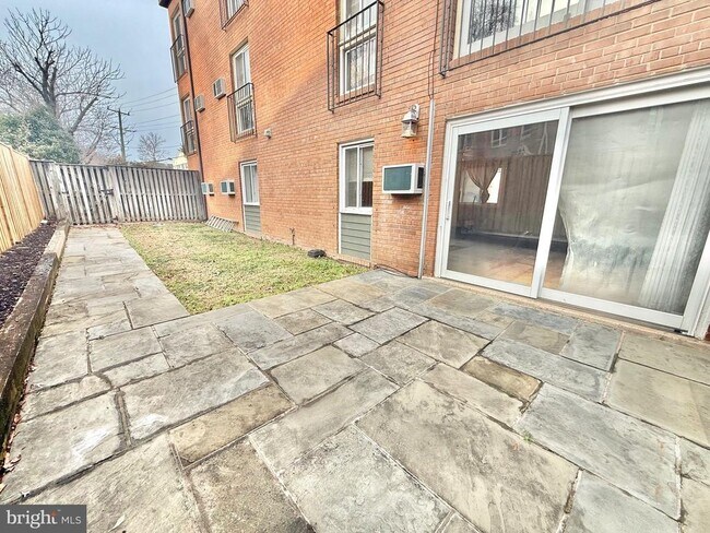 Building Photo - 720 W Glebe Rd