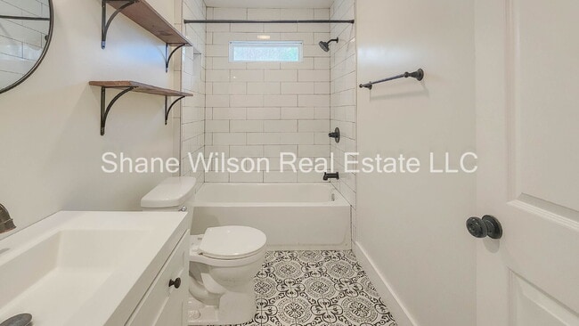 Building Photo - Beautiful 3 bed/ 2 bath home!! Newly remodeled with all updated appliances. Fenced in back yard!!