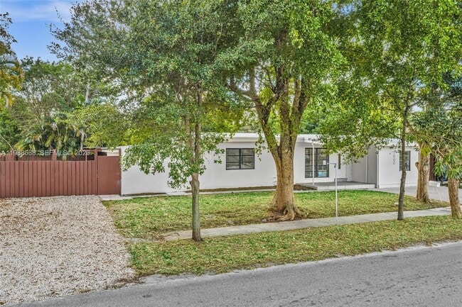 Building Photo - 1600 SW 9th St