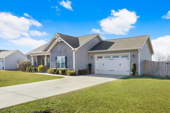 Building Photo - CHARMING ROSEWOOD HOME! 3 BR 2 BA w/ FENCE...