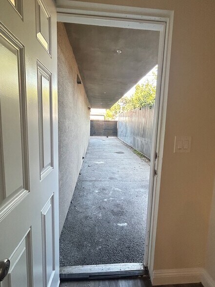 Building Photo - 213 1/2 E 84th Pl