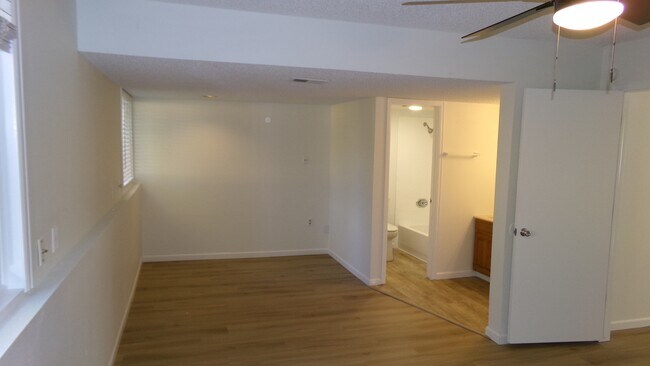 Building Photo - 924 Queens Ct