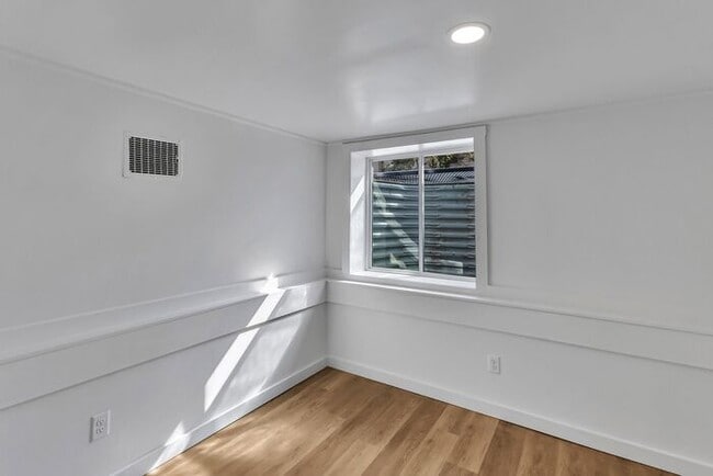 Building Photo - 1 Bed/1 bath Basement unit in Downtown Victorian Home!