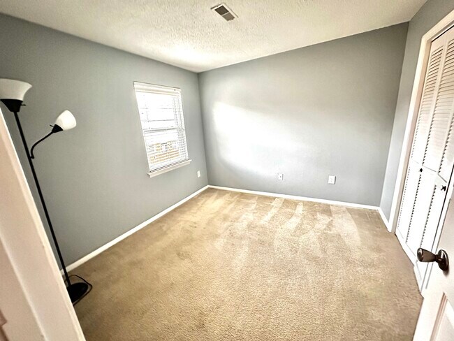 Building Photo - 415 Parkdale Dr