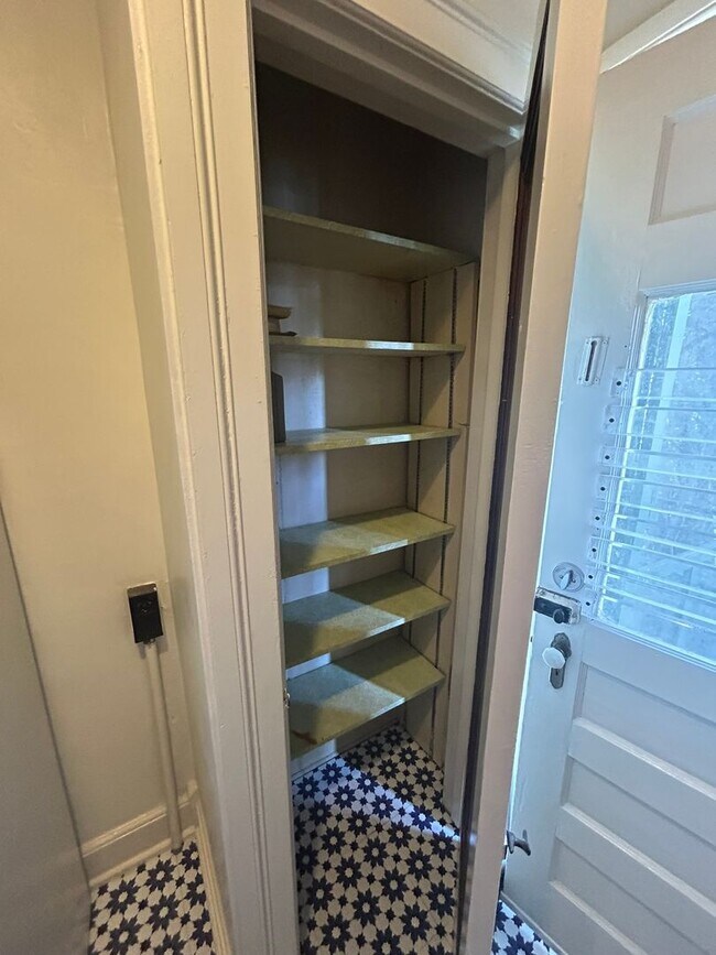 Building Photo - 1037 W Magnolia Ave