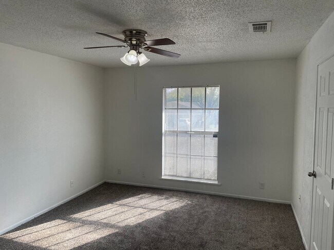 Building Photo - 2 BEDROOM DUPLEX, LAWN CARE AND WATER INCL...